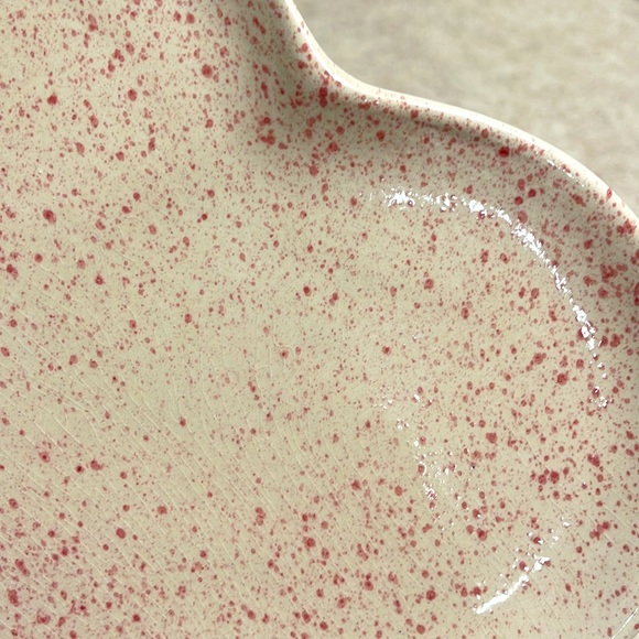 HEART SHAPED CERAMIC SPECKLED PINK 9.5” PLATE OR PLATTER MADE IN PORTUGAL - Picture 3 of 6